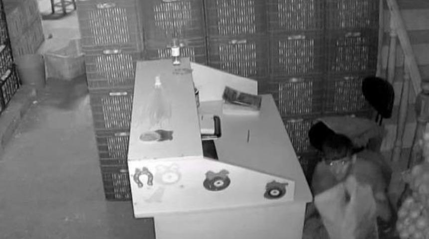 G&uuml;venlik Kamerasını G&ouml;r&uuml;nce, Ne Yapacağını Şaşırdı