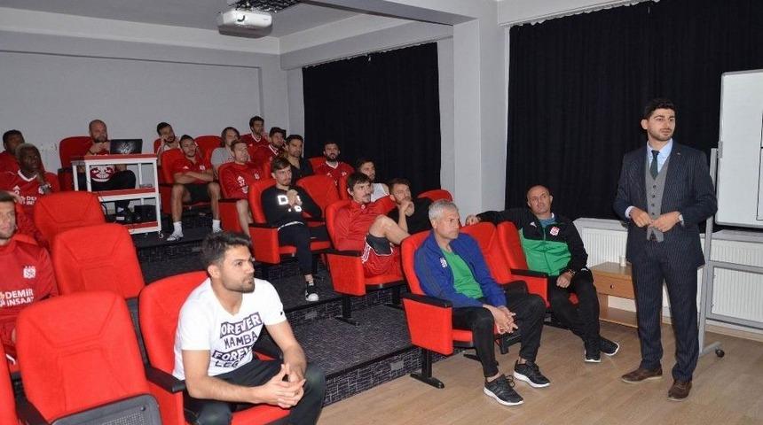 Sivasspor&rsquo;da Futbolculara Beslenme Eğitimi Verildi