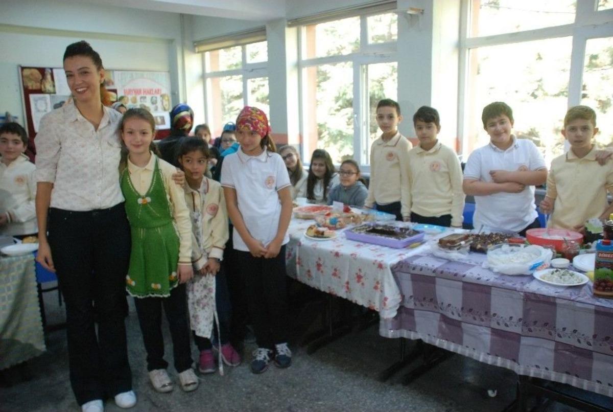 &Ouml;ğrenciler Sokak Hayvanları İ&ccedil;in Pasta, B&ouml;rek Sattı