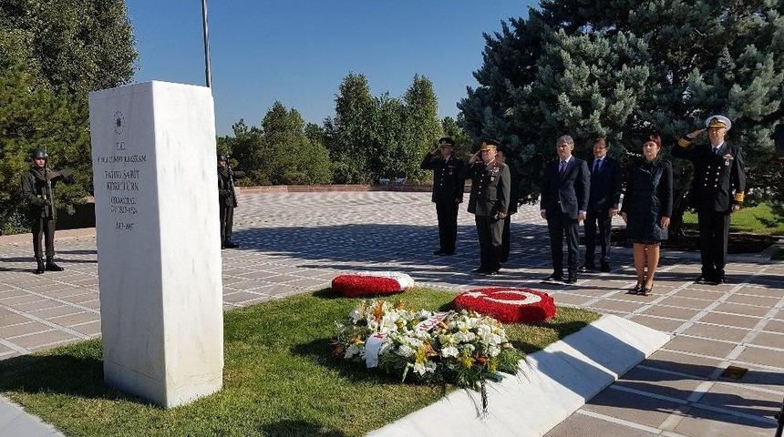 6. Cumhurbaşkanı Korut&uuml;rk, &Ouml;l&uuml;m Yıld&ouml;n&uuml;m&uuml;nde Mezarı Başında Anıldı