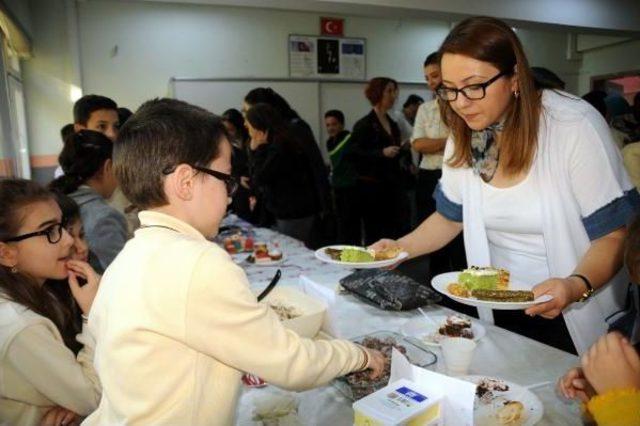 Öğrencilerden Sokak Hayvanları Için Kermes