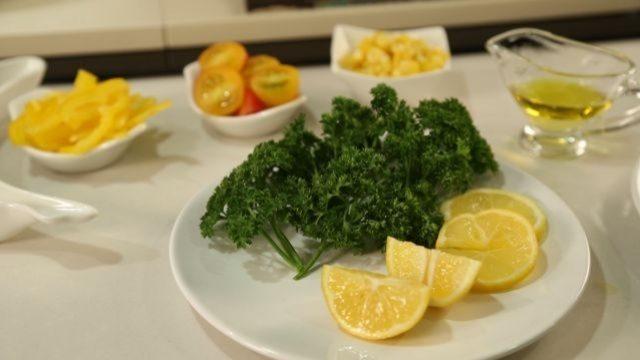 Tavuklu Akdeniz salata yapmak için gerekli malzemeler nelerdir?