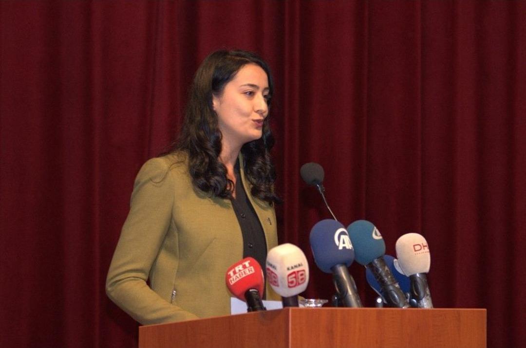 Bakan &Ouml;zl&uuml;&rsquo;den İşsizlik Sorununu S&ouml;yleyen &Ouml;ğrenciye Cevap: