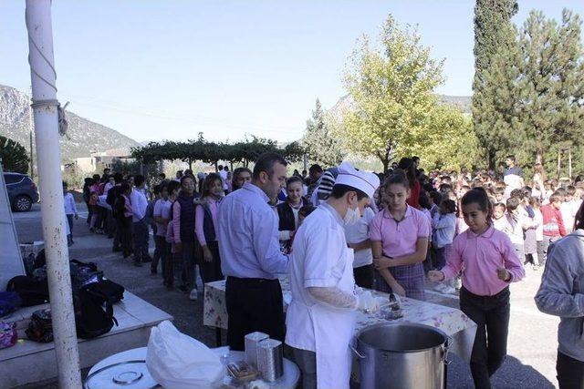 İlkokul &Ouml;ğrencilerine Aşure İkramı Yapıldı 1