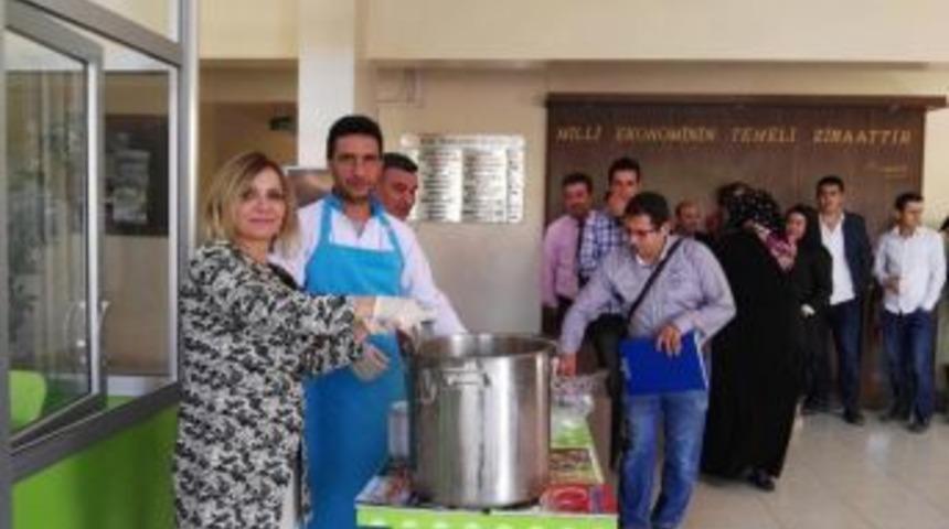 Aşure Dağıtımları S&uuml;r&uuml;yor