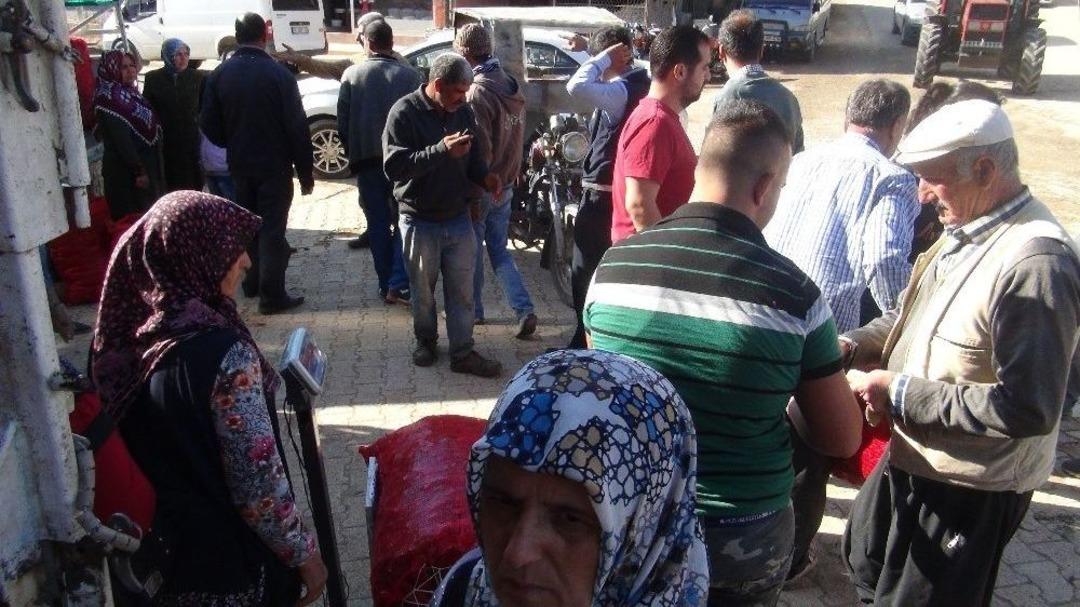 Ev Hanımları Sal&ccedil;alık Biber Alma Telaşında