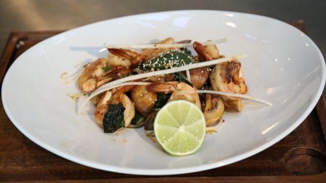 Kestane mantarlı acılı karides nasıl servis edilir?