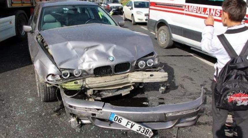 Bolu'da Hafif Ticari Ara&ccedil;la Otomobil &Ccedil;arpıştı: 2 Yaralı