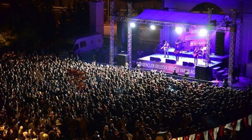 &Uuml;niversite &Ouml;ğrencileri Y&uuml;ksek Sadakat Konserinde Coştu