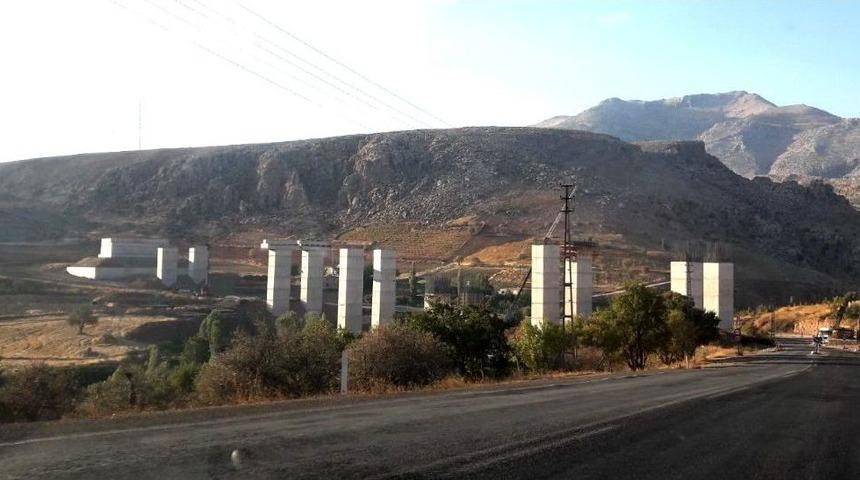 Kahta-narince-nisisibi Yolunda &Ccedil;alışmalar T&uuml;m Hızıyla S&uuml;r&uuml;yor