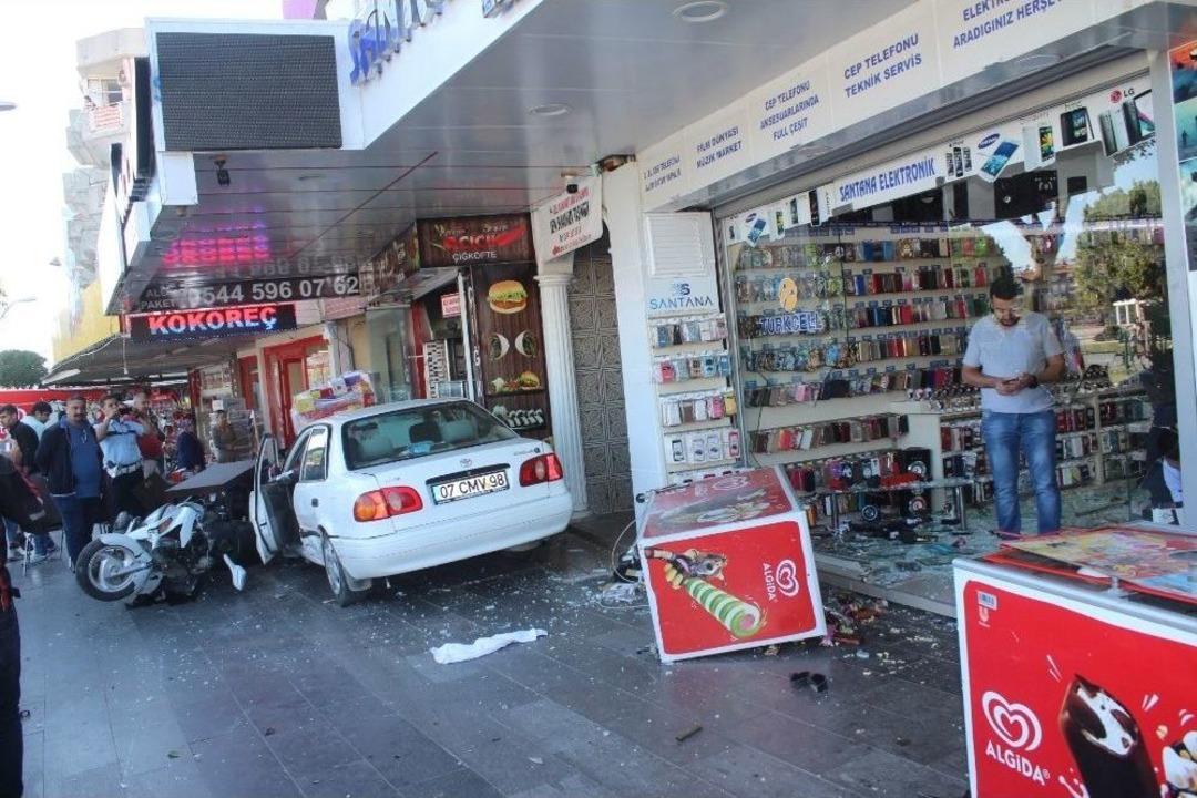 Kırmızı Işıkta Ge&ccedil;en Otomobil Ortalığı Savaş Alanına &Ccedil;evirdi