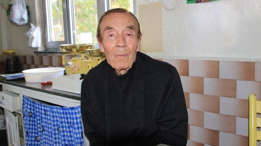 87&rsquo;lik Eşref Amca 70 Yıldır Her Sabah İşinin Başında