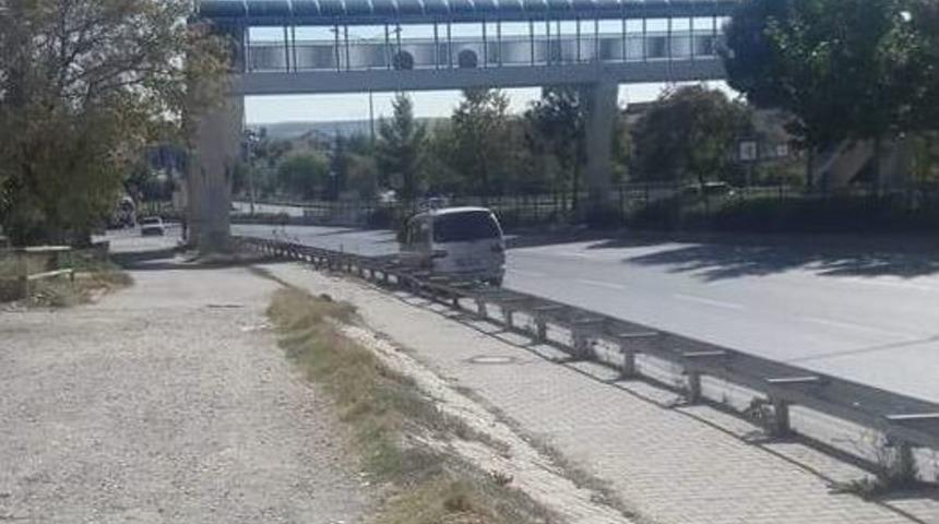 &Ccedil;evreyolunda Kazaya Davetiye &Ccedil;ıkaran G&ouml;r&uuml;nt&uuml;