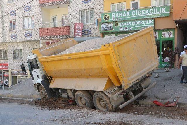 Şırnak’ta Freni Boşalan Kamyon 4 Araca Çarptı