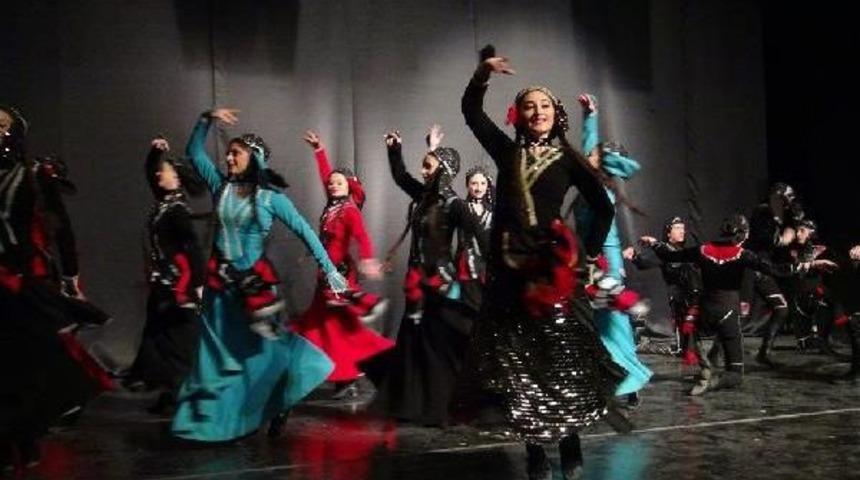Kars'ta Kafkas Dansları R&uuml;zgarı