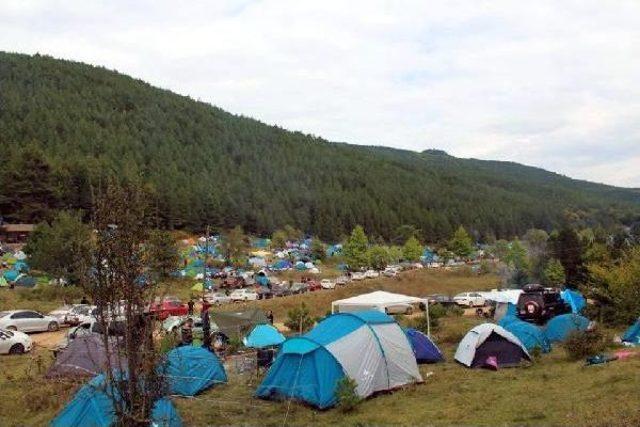 8 Bin Kişilik Doğa Kampından Kalan &Ccedil;&ouml;pler Kirliliğe Yol A&ccedil;tı 2