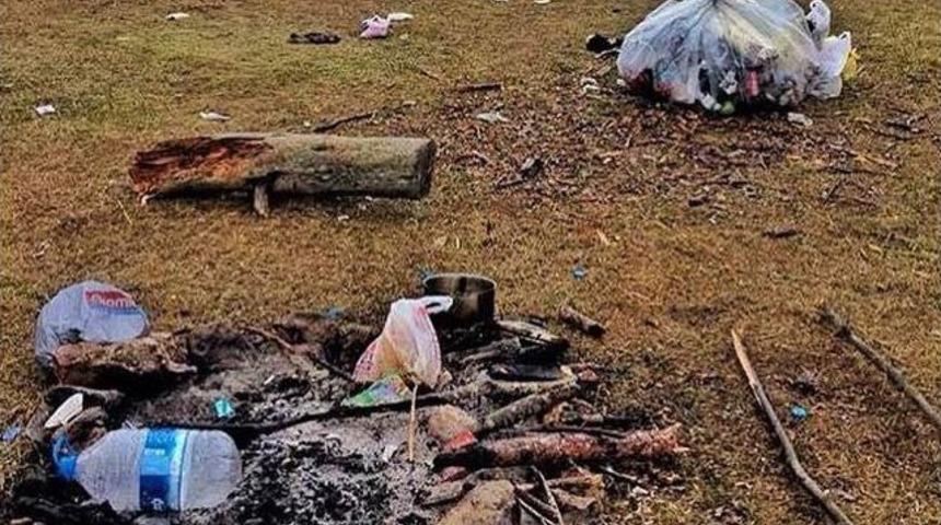 Kamp Yaptıkları Alanı &Ccedil;&ouml;pl&uuml;ğ&uuml; &Ccedil;evirdiler