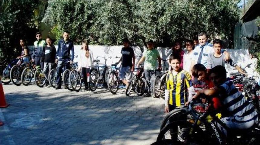 Emniyet'ten &Ouml;ğrencilerin Y&uuml;z&uuml;n&uuml; G&uuml;ld&uuml;ren Garaj