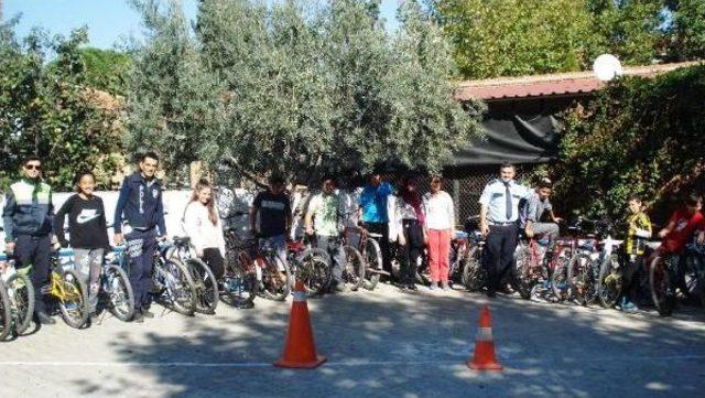 Emniyet ten &Ouml;ğrencilerin Y&uuml;z&uuml;n&uuml; G&uuml;ld&uuml;ren Garaj 2