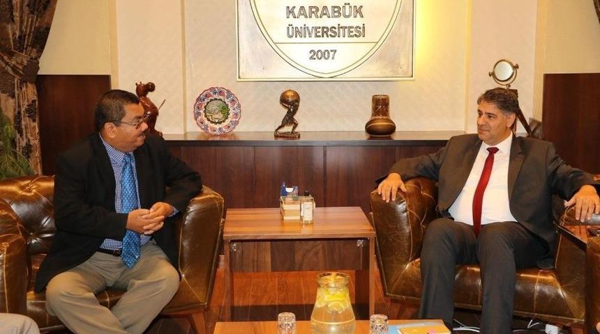 Malezya Perlis &Uuml;niversitesi Rekt&ouml;r&uuml; Kb&uuml;&rsquo;de