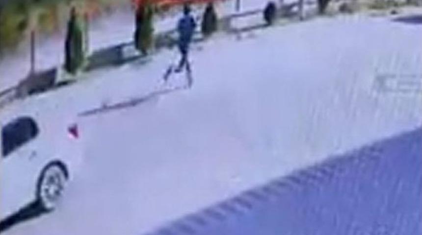 Av T&uuml;feğiyle Sokak K&ouml;peğini Vurup, Aracıyla G&ouml;t&uuml;rd&uuml;