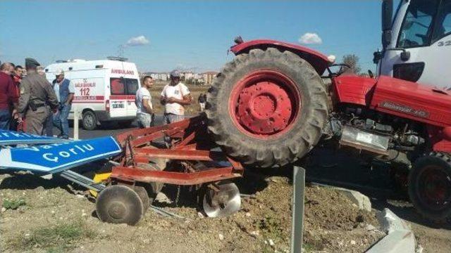 Kamyonla Çarpışan Traktörün Sürücüsü Yaralandı