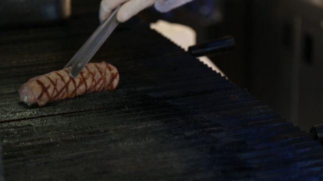 Hurma soslu patlıcanlı kuzu yapmak için kuzu nasıl pişirilir?