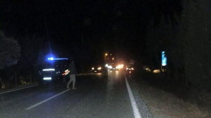 Fo&ccedil;a'da Aşırı Hız Kazası: 1 &Ouml;l&uuml;, 2 Yaralı