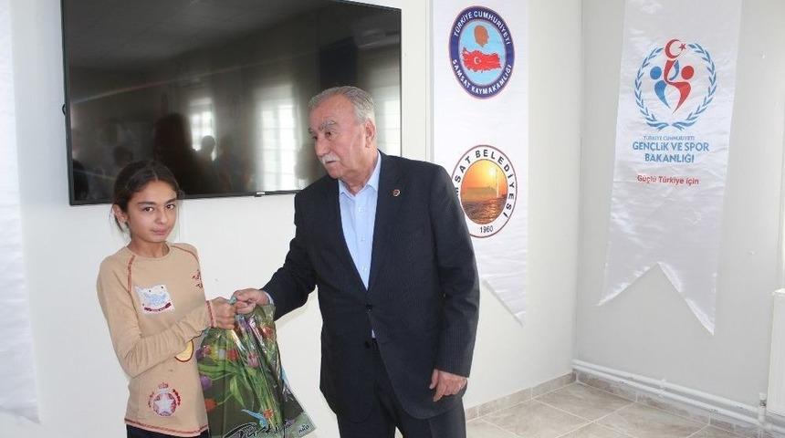 Samsat’ta Öğrencilere Kaynak Kitap Dağıtıldı