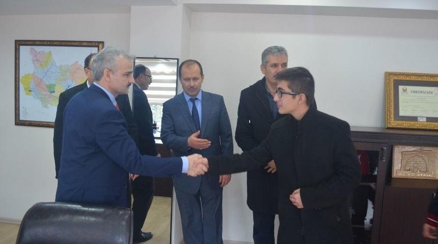 Başarılı &Ouml;ğrenciler Bisikletle &Ouml;d&uuml;llendirildi