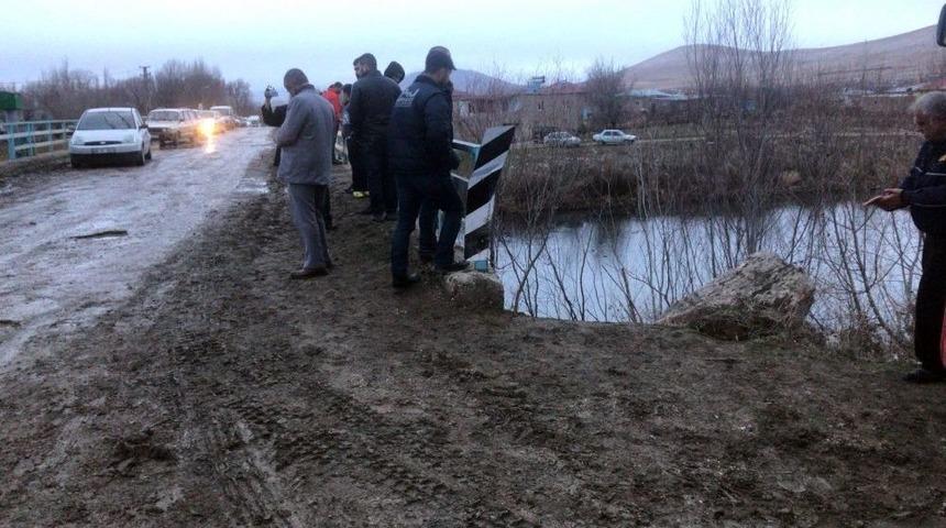 Kontrolden &Ccedil;ıkan Ara&ccedil; Nehre U&ccedil;tu: 1 &Ouml;l&uuml;