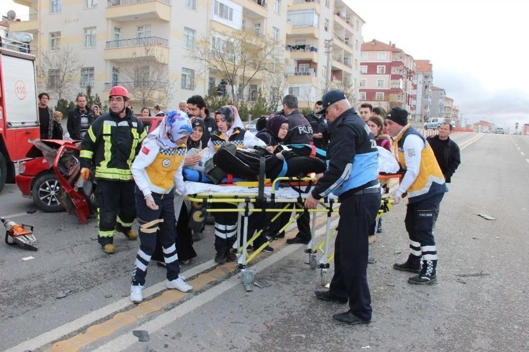 Kaza Yapan Kızının Başından Ayrılmadı