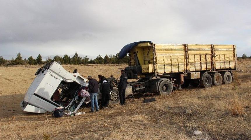 Karaman&rsquo;da Şarampole İnen Tırın S&uuml;r&uuml;c&uuml;s&uuml; &Ouml;l&uuml;mden D&ouml;nd&uuml;