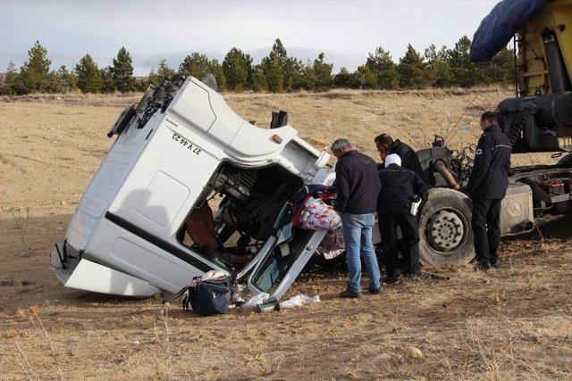 Karaman’da Şarampole İnen Tırın Sürücüsü Ölümden Döndü