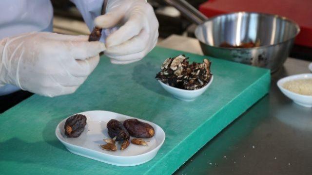 Hurma soslu patlıcanlı kuzu yapmak için sos nasıl pişirilir?