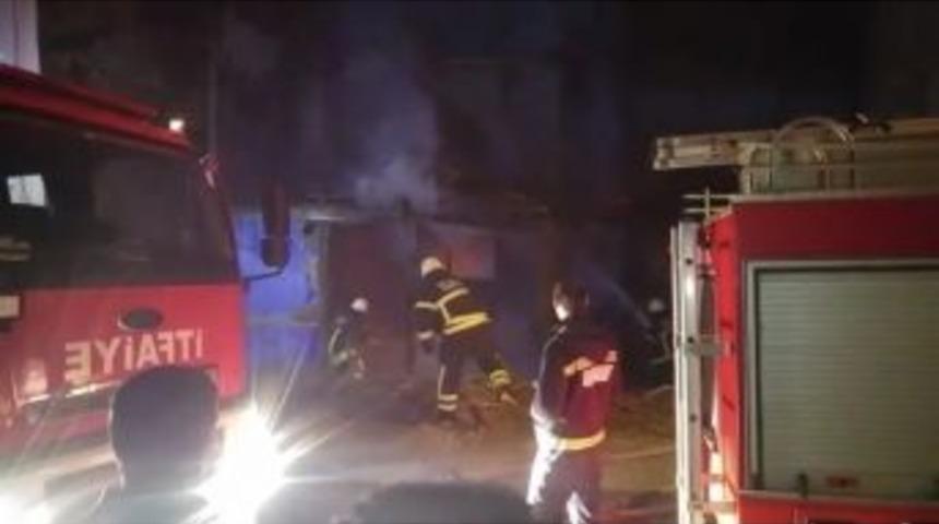 Korkutan Yangın Mahalleliyi Sokağa D&ouml;kt&uuml;