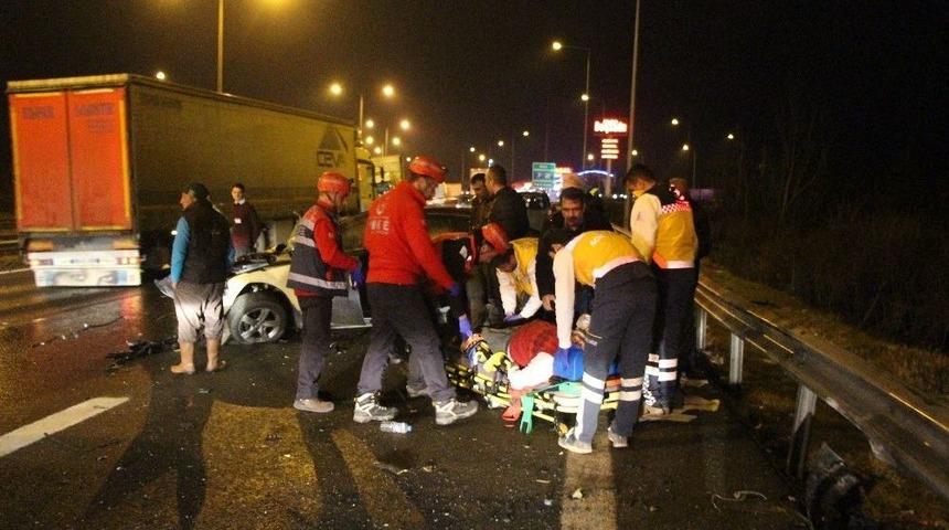 Otoyolda Ters Y&ouml;ne Giden Otomobil Kamyonla &Ccedil;arpıştı: 1 Yaralı