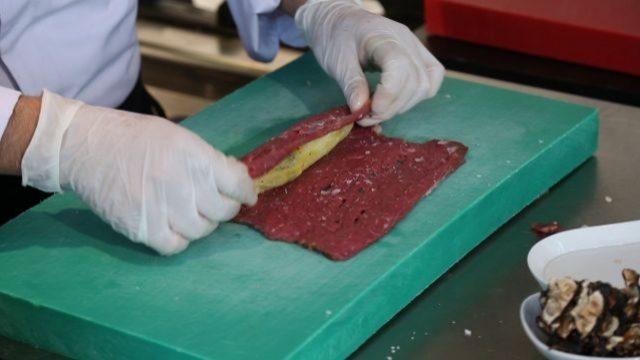 Hurma soslu patlıcanlı kuzu yapmak için kuzu nasıl sarılır?