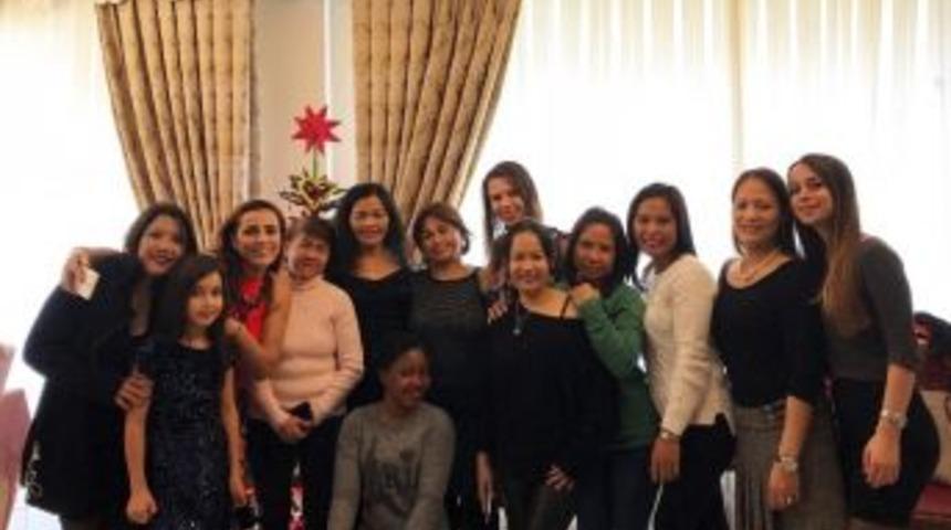 T&uuml;rkiye&rsquo;de &Ccedil;ocuklar Filipinli Bakıcılara Emanet Edildi