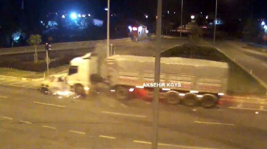 Konya&rsquo;da Tırın Otomobile &Ccedil;arpması Mobese Kamerasında