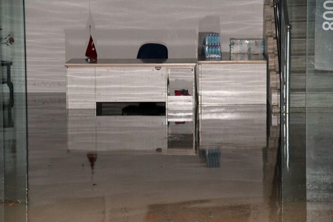 İş Yerlerini Su Basınca İş Başı Yapamadılar