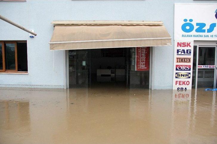 İş Yerlerini Su Basınca İş Başı Yapamadılar G1