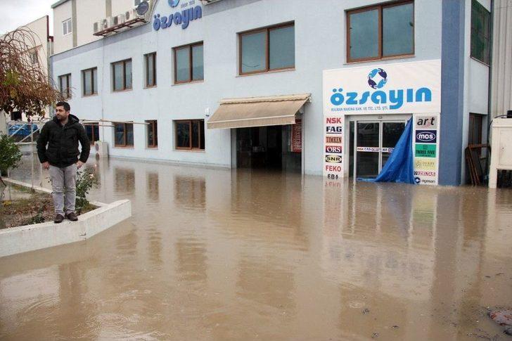 İş Yerlerini Su Basınca İş Başı Yapamadılar G2