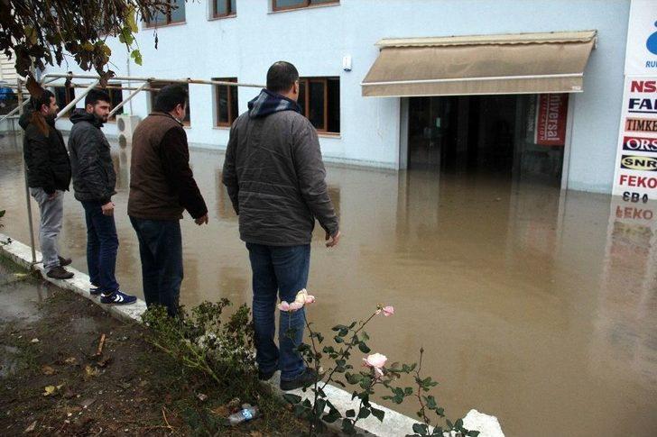 İş Yerlerini Su Basınca İş Başı Yapamadılar G3
