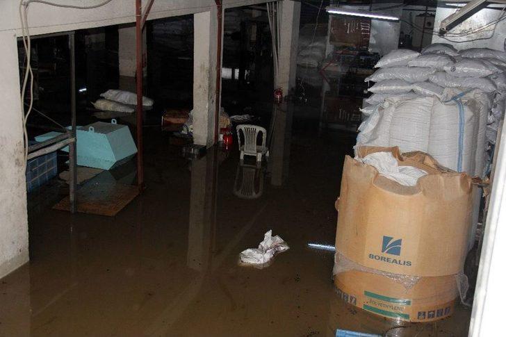 İş Yerlerini Su Basınca İş Başı Yapamadılar G5