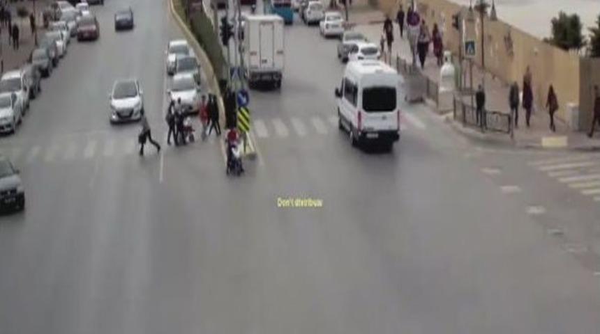 Otomobilin Çarptığı Yaya Havada Takla Attı