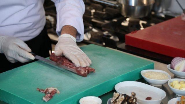 Hurma soslu patlıcanlı kuzu yapmak için kuzu nasıl hazırlanır?