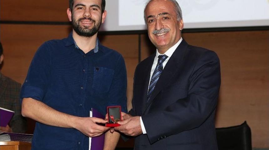 Fakültelerine Birincilikle Yerleşen Öğrencilere Rektör Çomaklı’dan Hediye