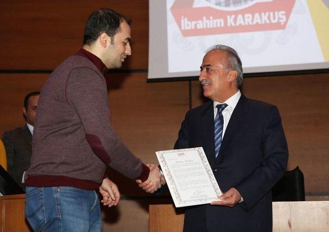 Fakültelerine Birincilikle Yerleşen Öğrencilere Rektör Çomaklı’dan Hediye