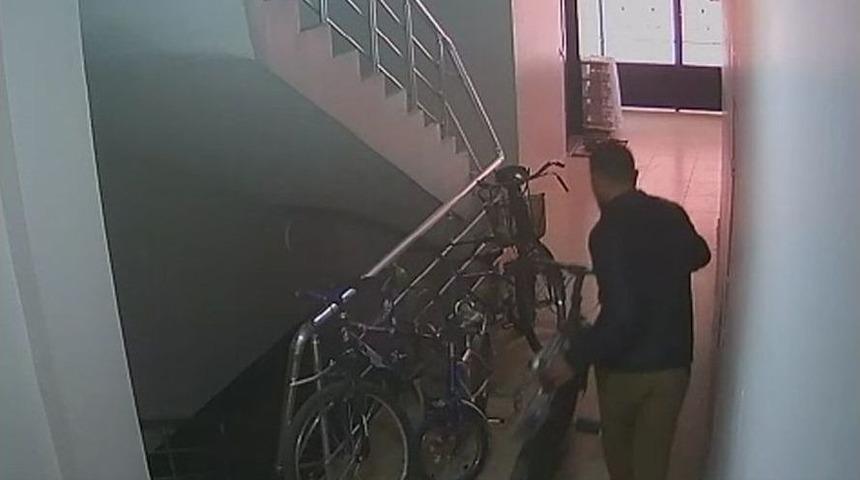 Merdiven Boşluğundan Bisiklet Çaldı